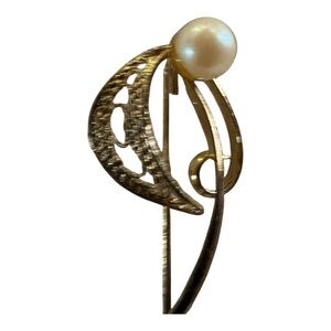 Elegant Vintage Gold and Pearl Brooch